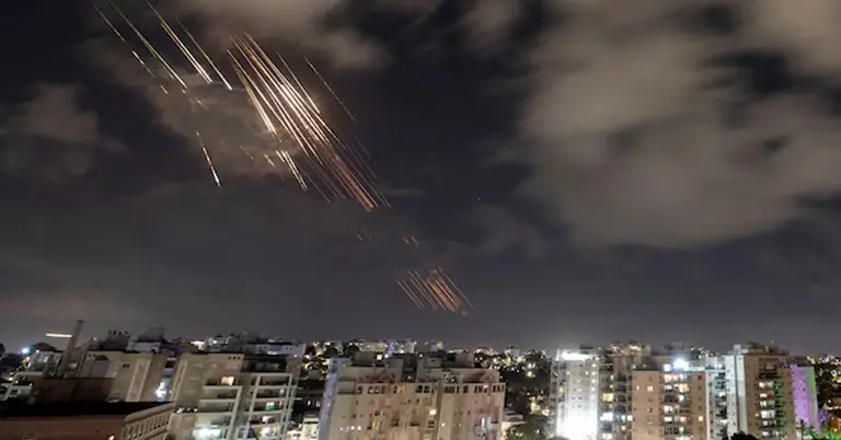 ইরান থেকে ছোড়া ব্যালিস্টিক ক্ষেপণাস্ত্রের হামলার পর ইসরাইলের আকাশ প্রতিরক্ষা ব্যবস্থা আয়রন ডোম রকেটগুলোকে আকাশেই প্রতিহত করছে